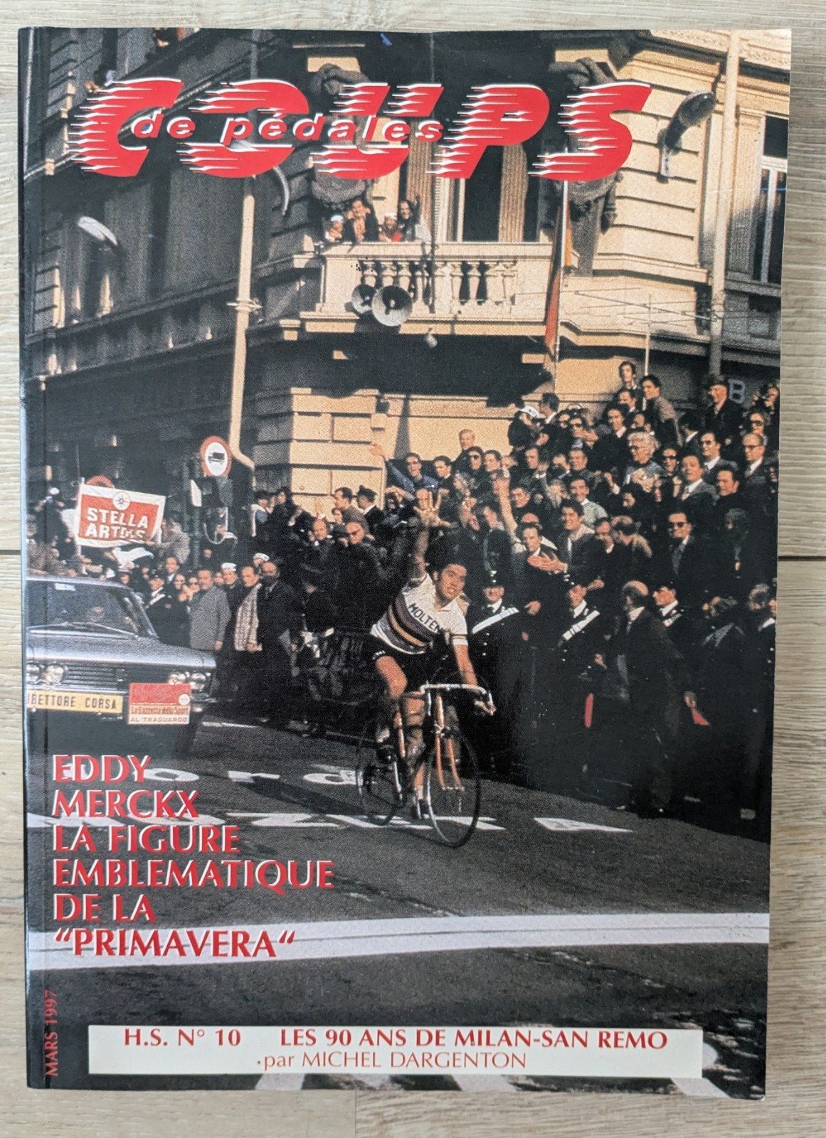 Livre Coups de Pédales Les 90 ans de Milan-San Remo, Enlèvement ou Envoi, Comme neuf, Course à pied et Cyclisme