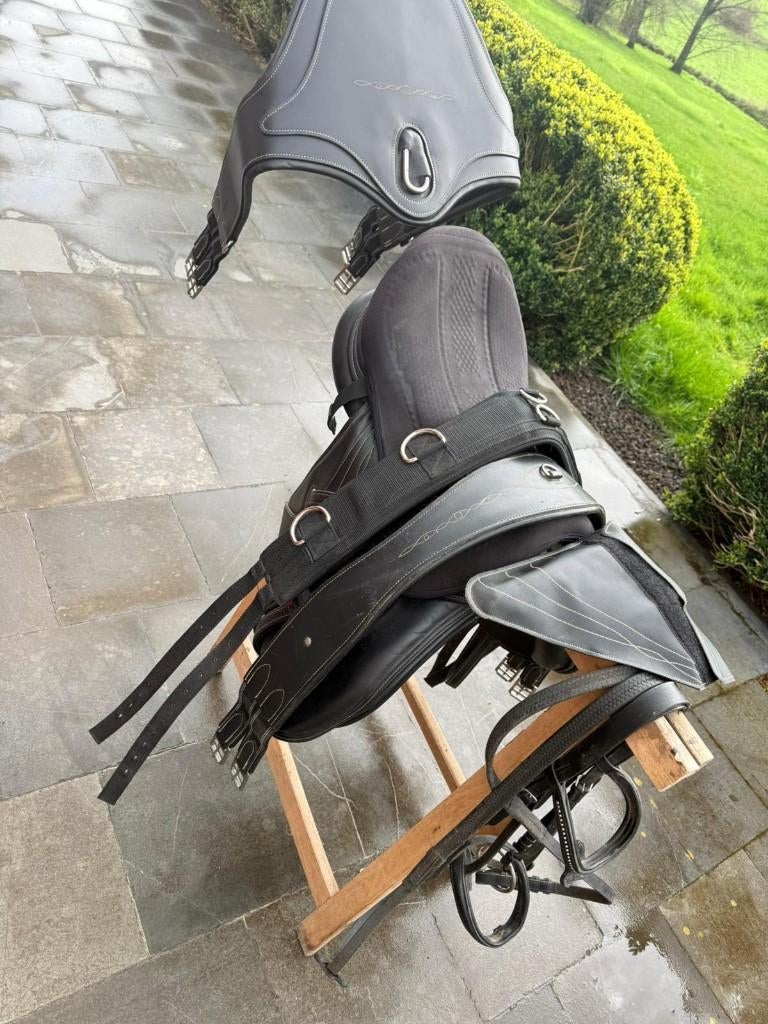 Selle fouganza en cuir multiusage avec taille adaptable, Enlèvement, Comme neuf