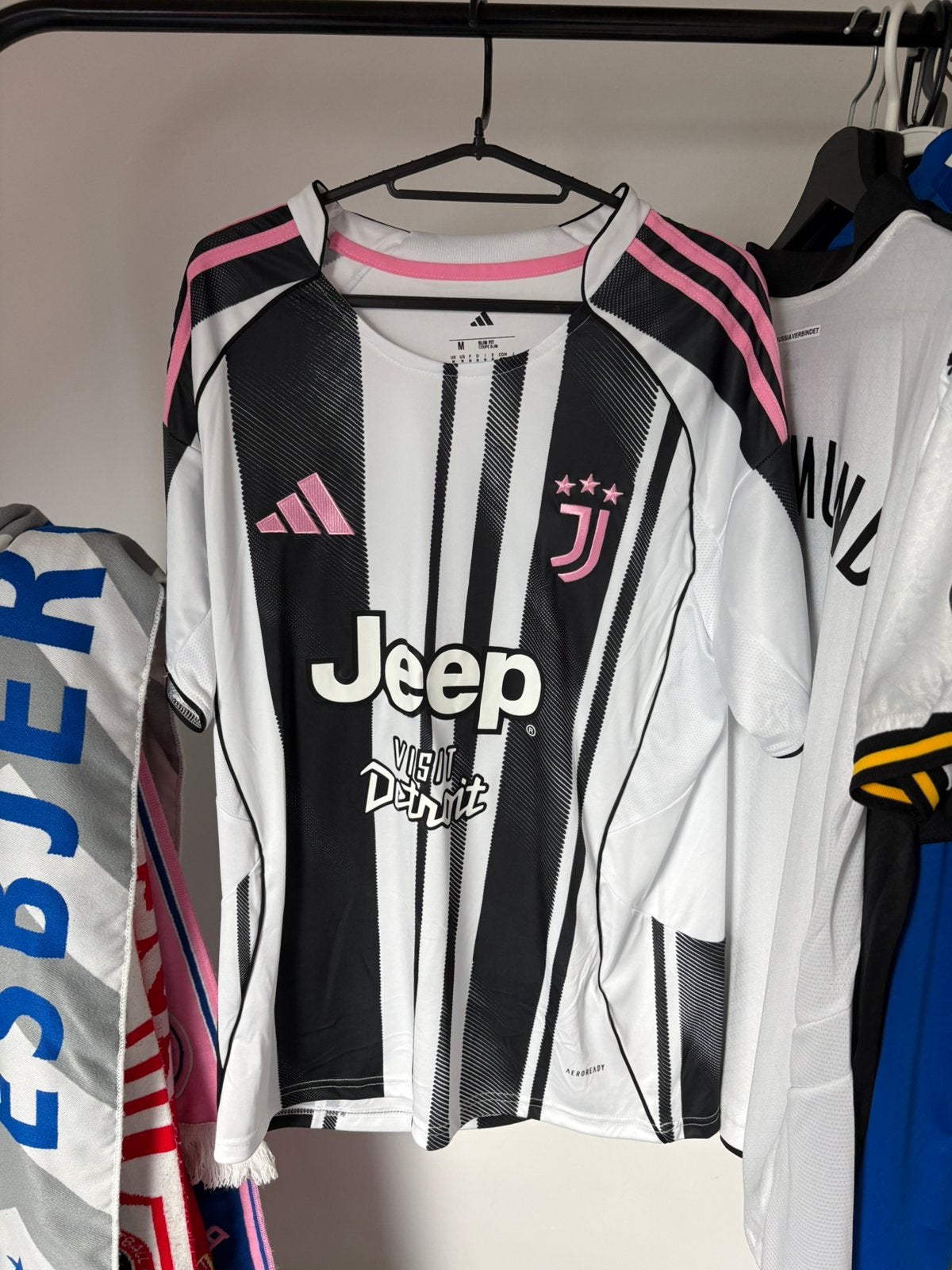Maillot domicile Juventus Adidas 2025/2026 — Noir/Blanc/Rose, Taille M, Enlèvement ou Envoi, Comme neuf, Maillot