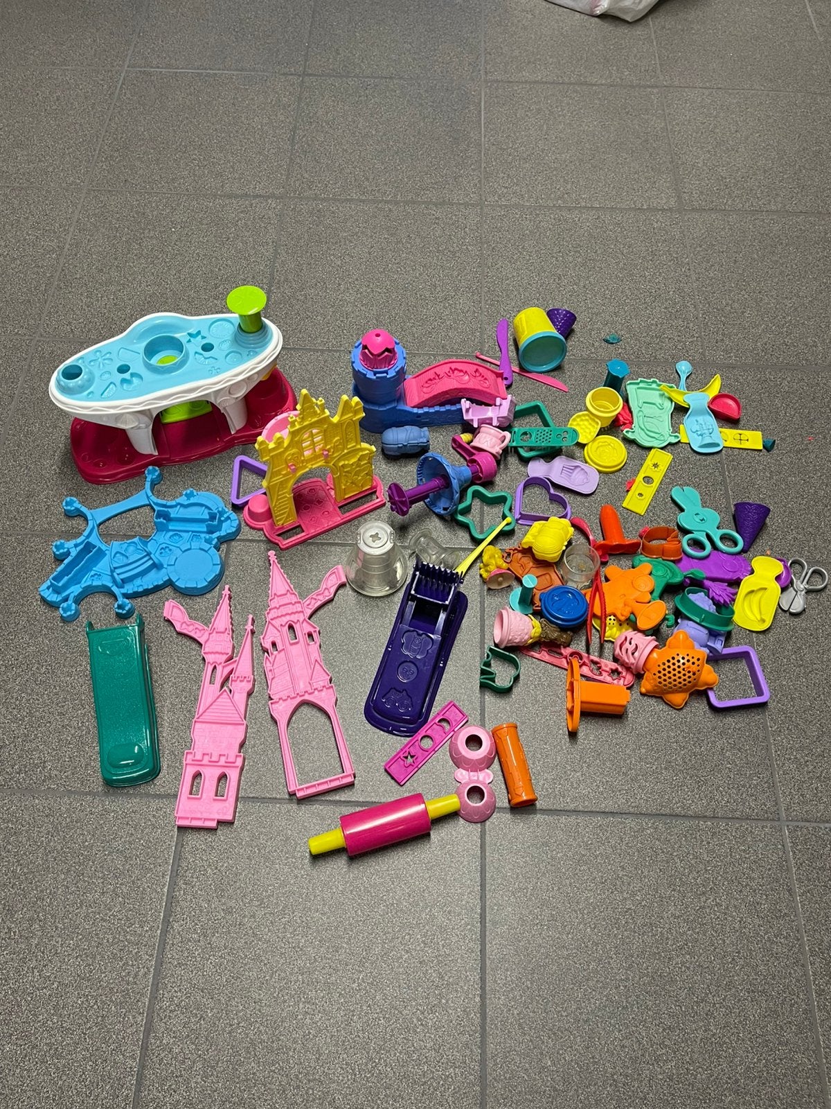 Play-Doh pakket met accessoires en 20 bakjes boetseerklei, Ophalen, Gebruikt, Knutselen