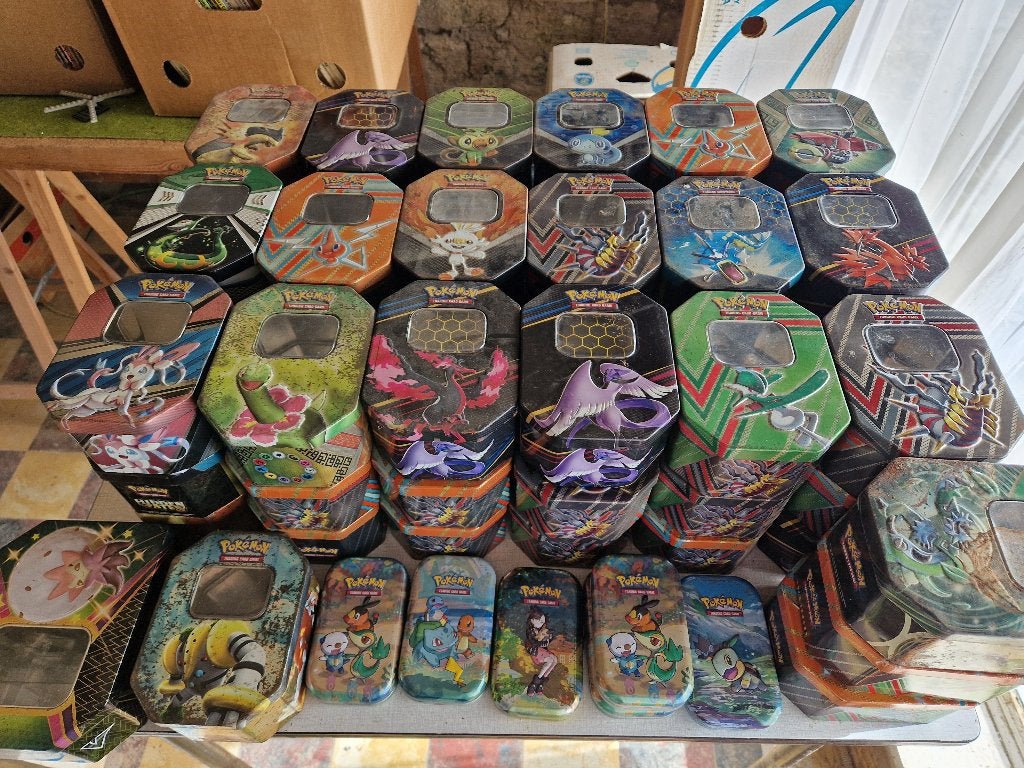 Pokémon 111 boîtes métalliques, +/- 900 cartes, 12 box,..., Enlèvement, Utilisé, Autres types