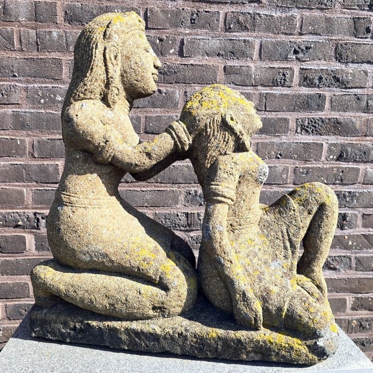 oude steen met twee Balinese godinnen/haarverzorgingsritueel, Antiquités & Art, Art | Art non-occidental, Fait main, Sculpture