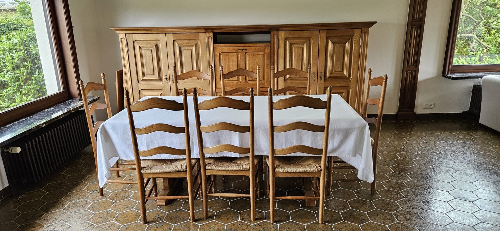 Massief eiken dressoir-wandkast, tafel en stoelen. Gratis, Ophalen, Zo goed als nieuw, Eettafel