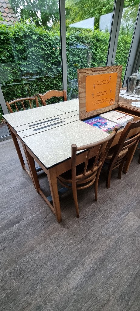 Twee oude dubbele schoolbanken, Huis en Inrichting, Bureaus, Ophalen, Gebruikt, Hout, Kinderbureau