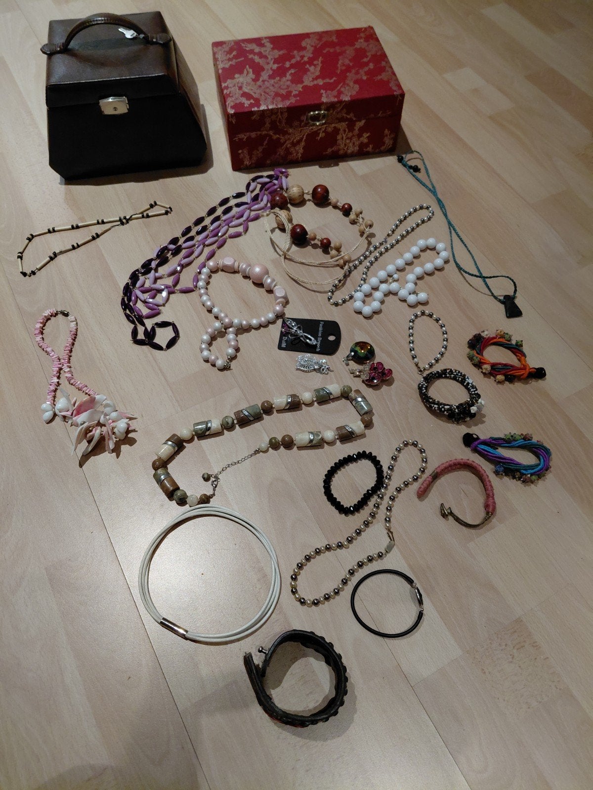 kettingen,,armbanden en broches voor 15 euro. ik denk 20 stu, Handtassen en Accessoires, Ophalen of Verzenden