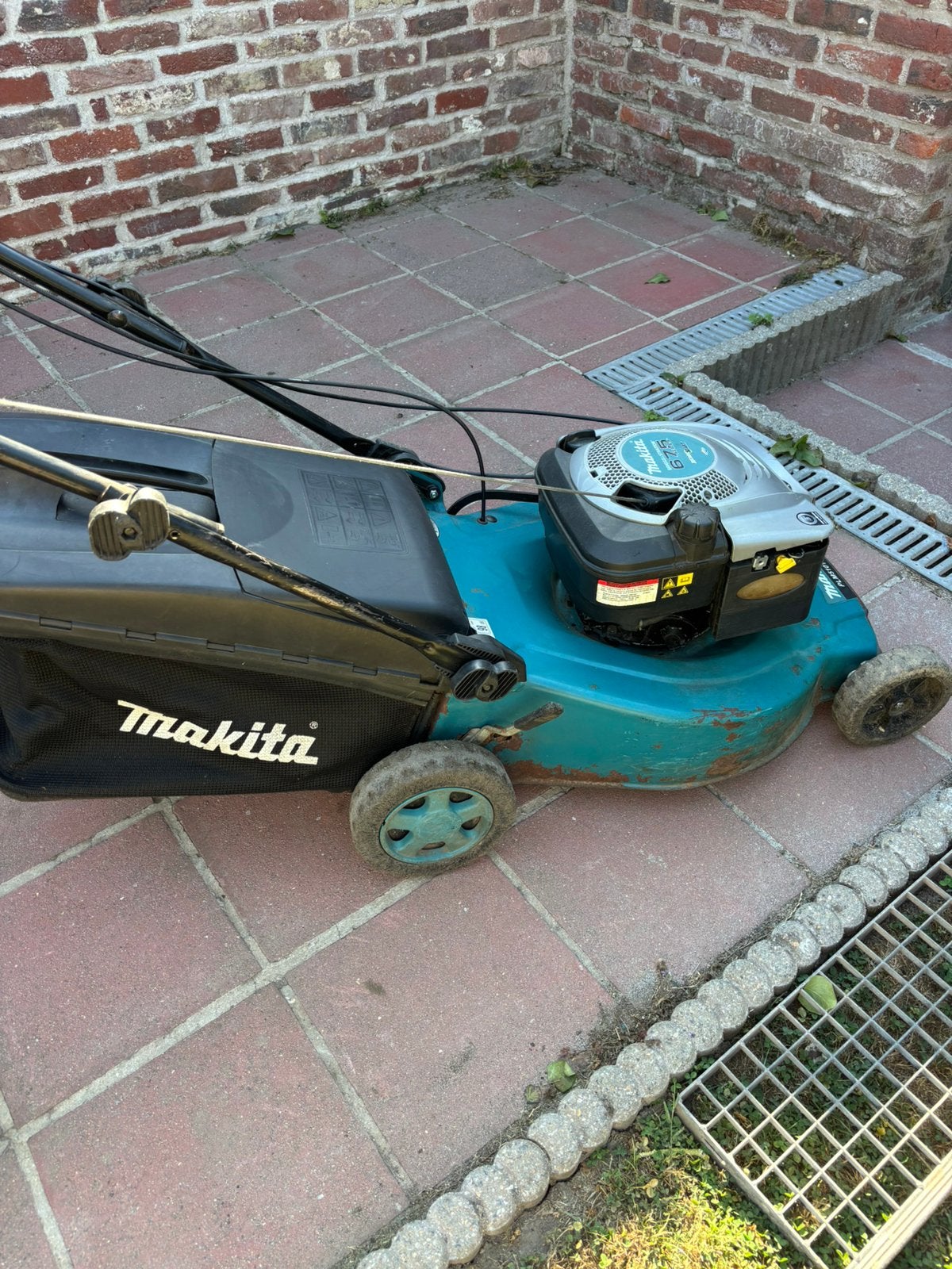 Tondeuse makita ,bien lir l’annonce, Enlèvement, Utilisé, Bac de ramassage