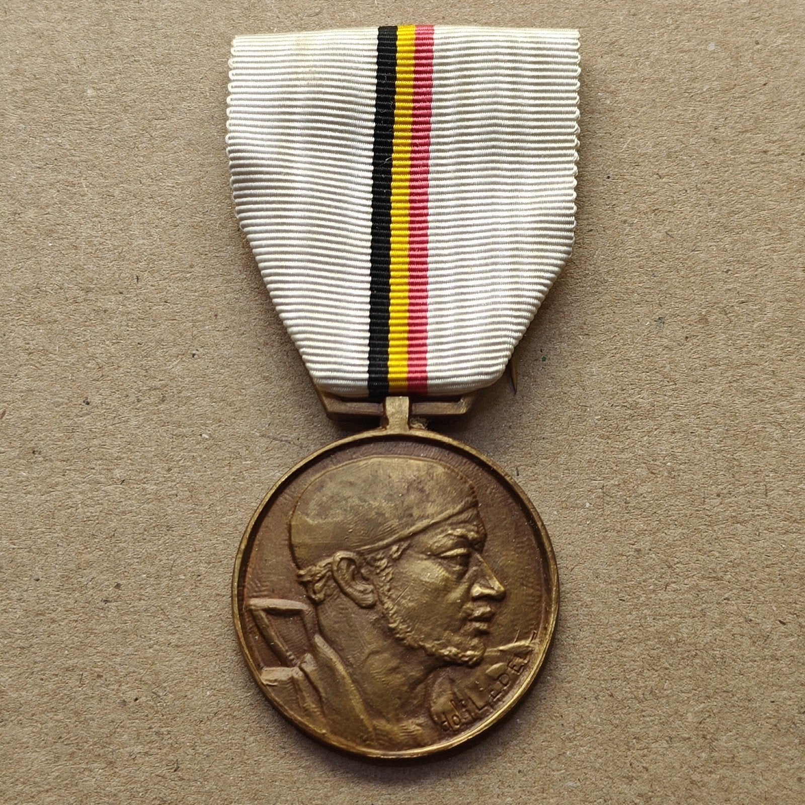 Médaille nationale de la résistance belge MNB/BNB 1940-45, Collections, Enlèvement ou Envoi, Armée de terre, Emblème ou Badge
