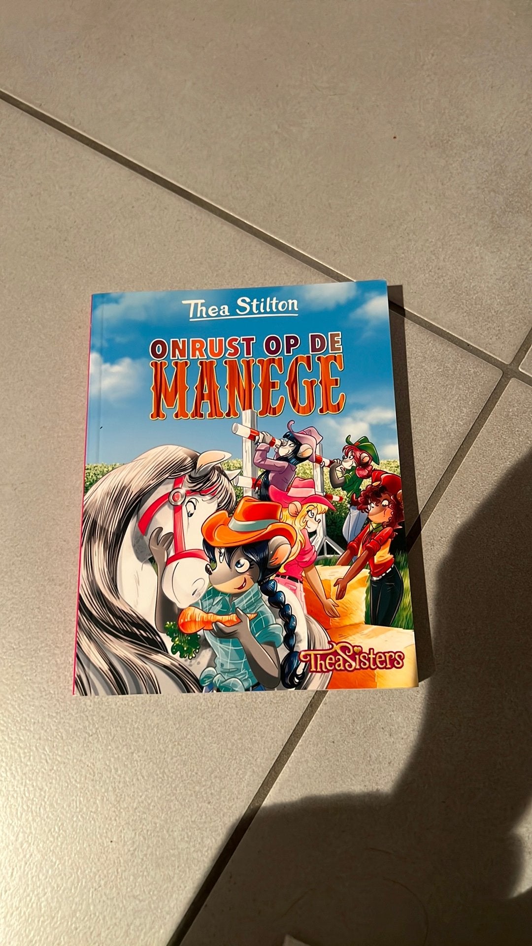 Thea Stilton - Onrust op de manege, Thea Stilton, Fictie algemeen, Nieuw, Ophalen of Verzenden