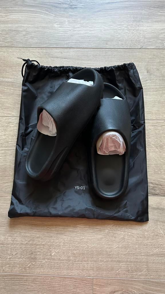 Sandales Yeezy YS-01 noires taille 46 neuves jamais portées, Vêtements | Hommes, Chaussures, Neuf, Chaussons, Enlèvement ou Envoi