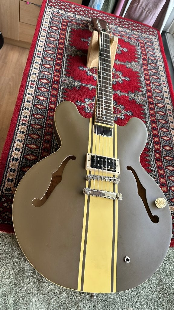 Epiphone ES333 „Tom Delonge”, Ophalen of Verzenden, Zo goed als nieuw, Semi-solid body, Epiphone