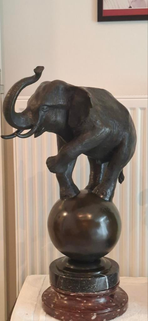 Zeer grote olifant in brons op een bal 63 cm hoog top stuk, Antiek en Kunst, Ophalen of Verzenden, Brons