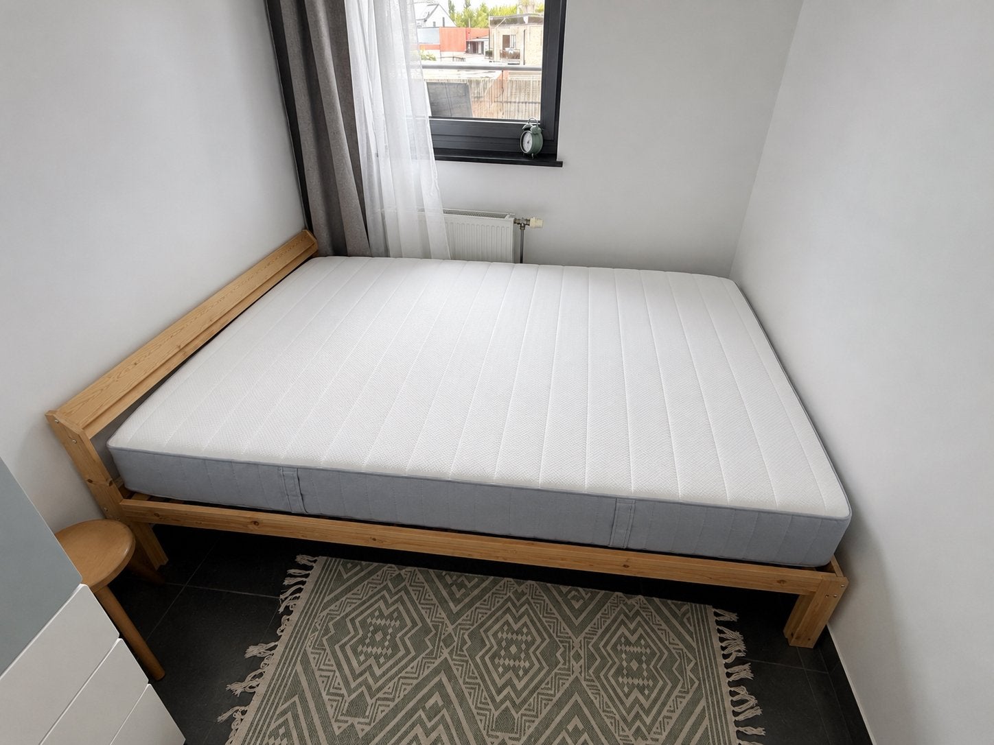 IKEA NEIDEN bed 140x200 + VESTERÖY matras + LURÖY lattenbode, Enlèvement, 200 cm, Bois, 140 cm