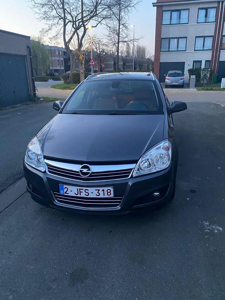 Opel Astra Break 2009 – 1.4 Essence – 135.690 km, Argent ou Gris, Boîte manuelle, Noir, 5 portes