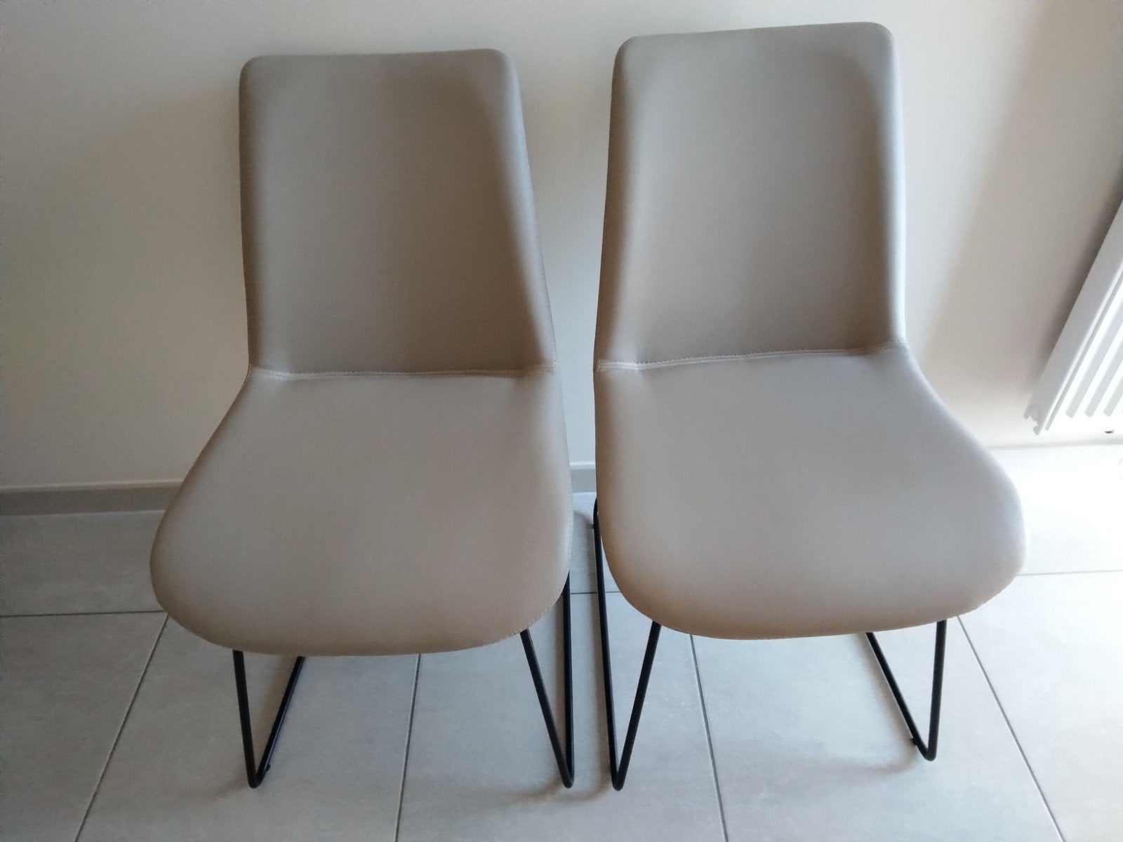 Set van 2 design eetkamerstoelen - taupe lederlook, Huis en Inrichting, Stoelen, Zo goed als nieuw, Twee, Metaal, Overige kleuren