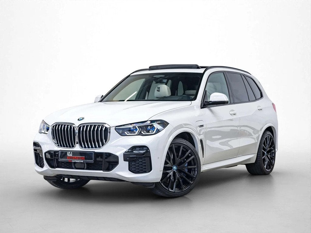 BMW X5 xDrive45e|M-SPORT|MASSAGE|ZTL-KOEL+VERW(v/a)|PANO|, Auto's, Gebruikt, Wit, Leder, 5 zetels