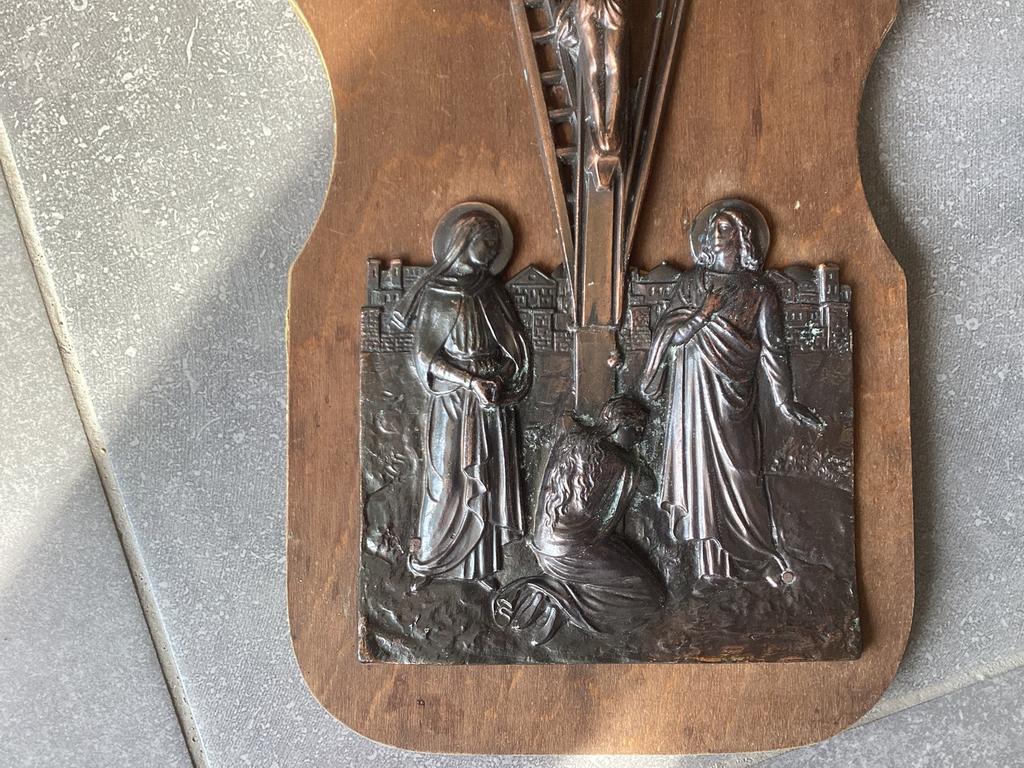 Koperen tafereel van Jezus aan kruis op houten blad, Enlèvement