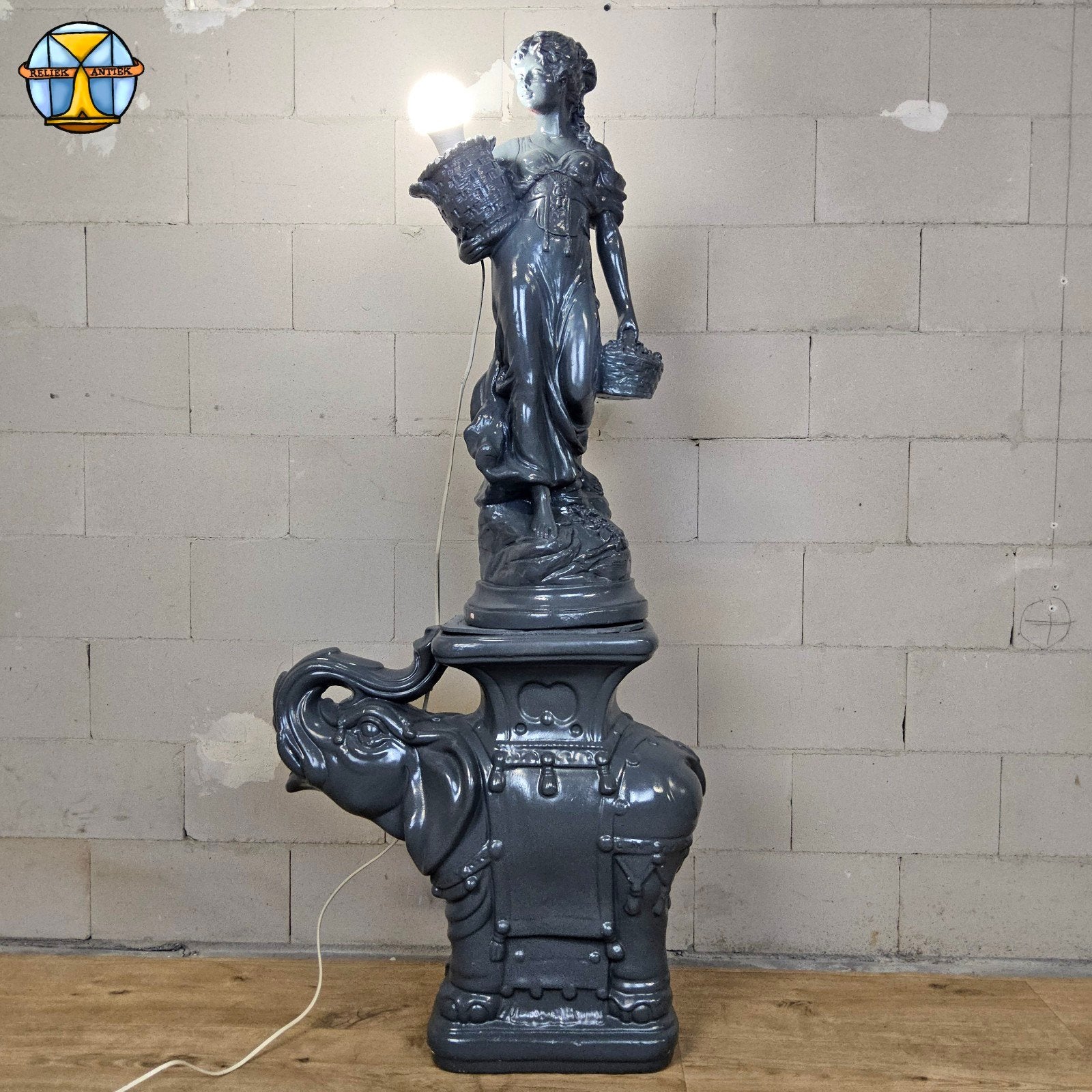 Vintage sculptuur lamp vrouw op olifant / foute vloerlamp, Antiek en Kunst, Ophalen of Verzenden
