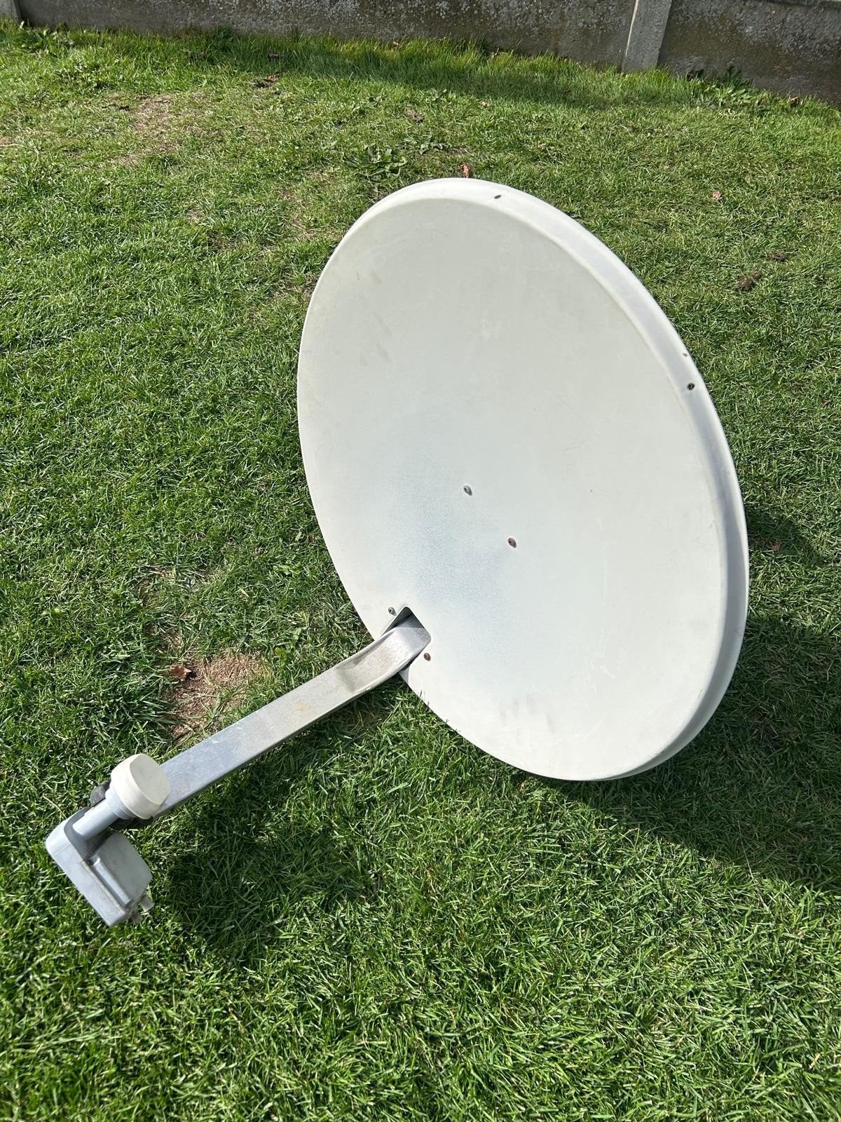 schotelantenne met decoder ,kabel en afstandsbediening, TV, Hi-fi & Vidéo, Enlèvement, Antenne (parabolique)
