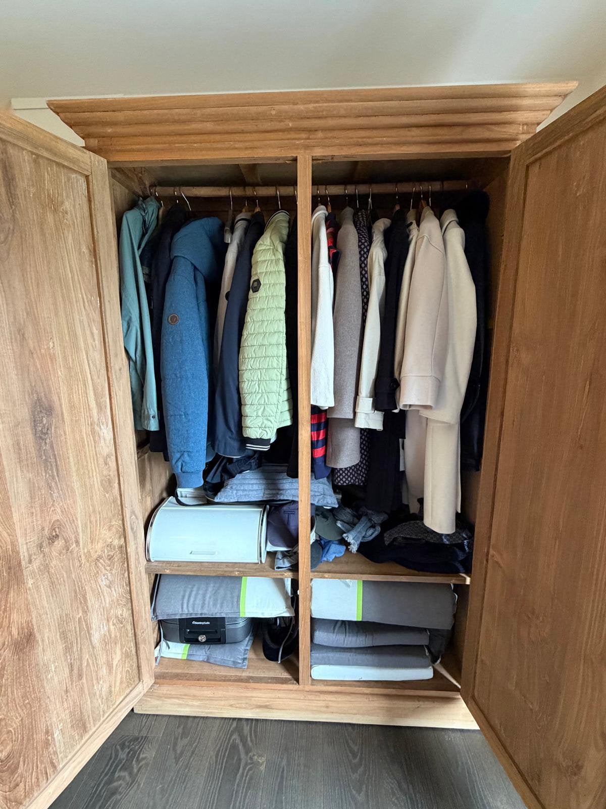 Armoire en bois massif avec penderie et étagères, Enlèvement, Comme neuf