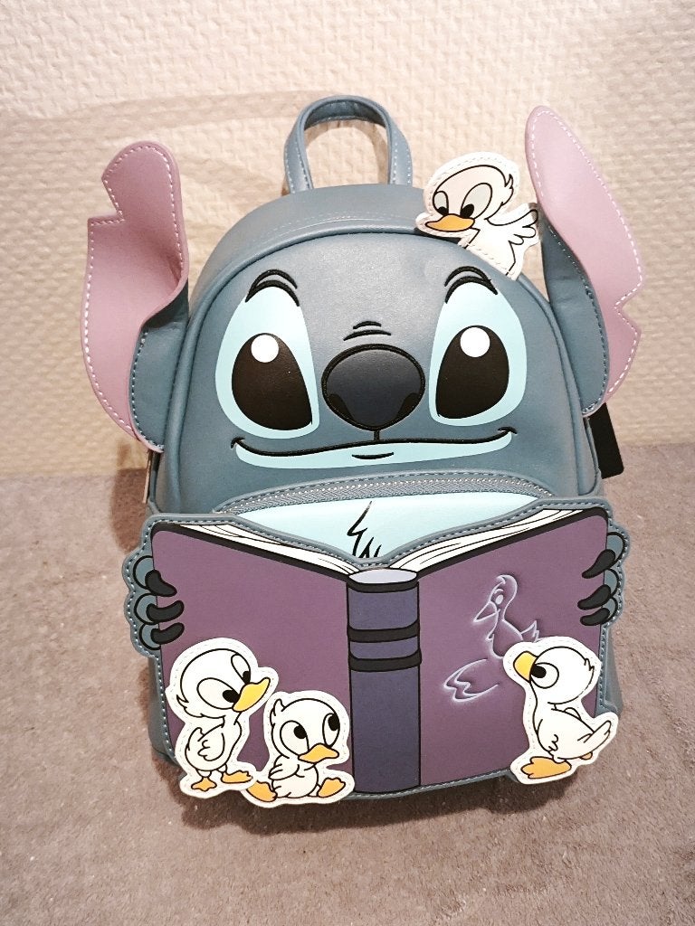 SAc à Dos Loungefly Disney Stitch Livre Canards NEUF, Collections, Neuf, Sac, Valise ou Pochette, Loungefly Europe, Enlèvement ou Envoi