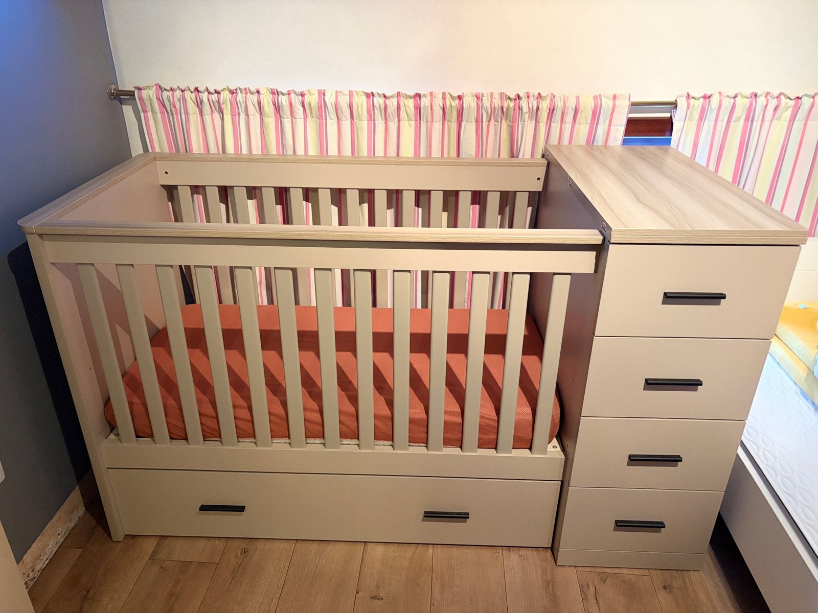 Babybed, Kinderen en Baby's, Kinderkamer | Complete kinderkamers, Ophalen, Zo goed als nieuw