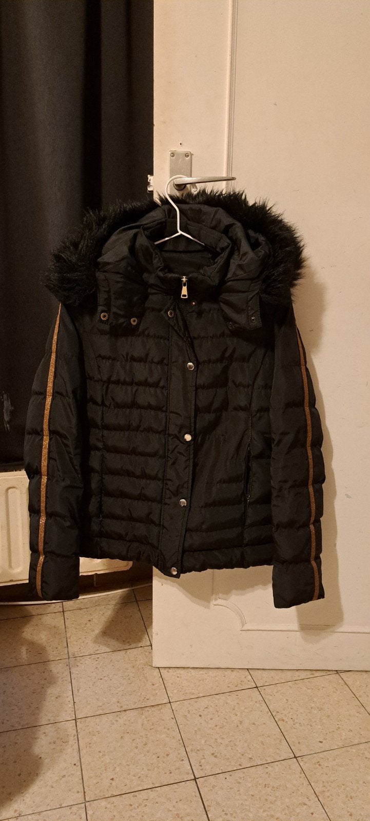 Zwarte jos met gouden/glitter rand, Kleding | Dames, Jassen | Winter, Maat 38/40 (M), Lola & Liza, Zwart, Ophalen of Verzenden