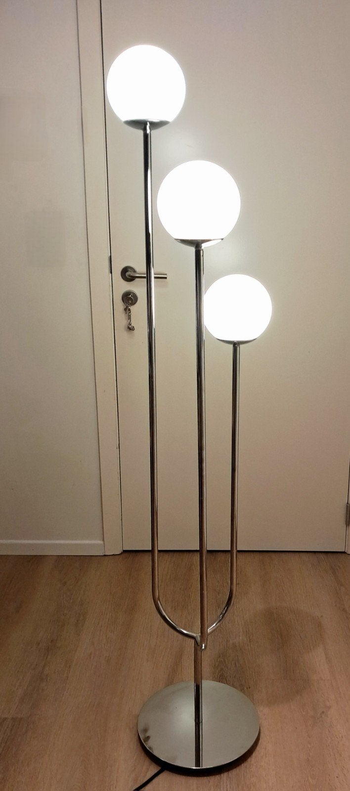 Lampadaire, chromé/verre blanc opale IKEA SIMRISHAMN
Lampad, Maison & Meubles, Verre, Comme neuf, Contemporain, E14 (petit)