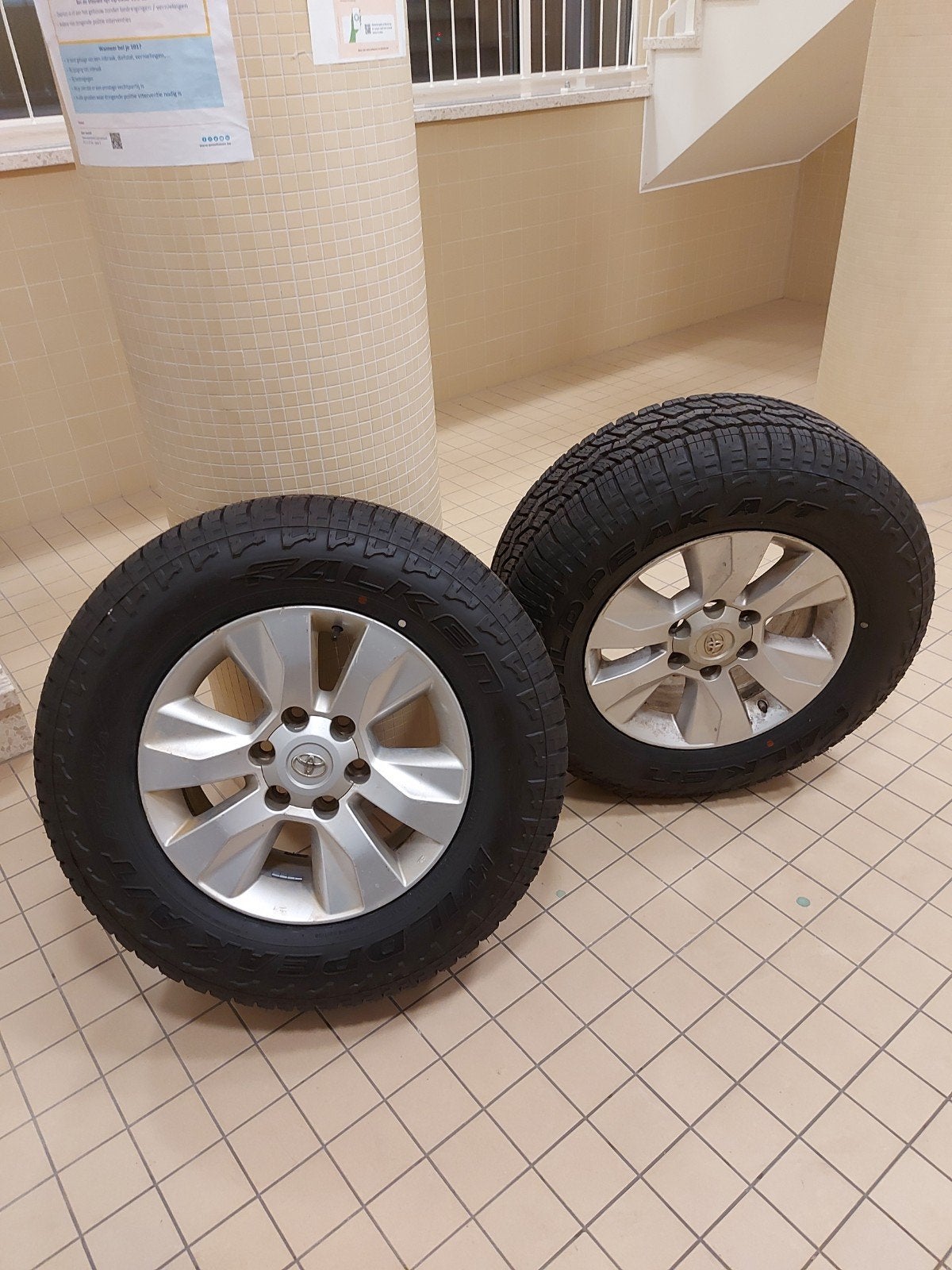 Toyota Hilux velgen en banden, Ophalen, Band(en)