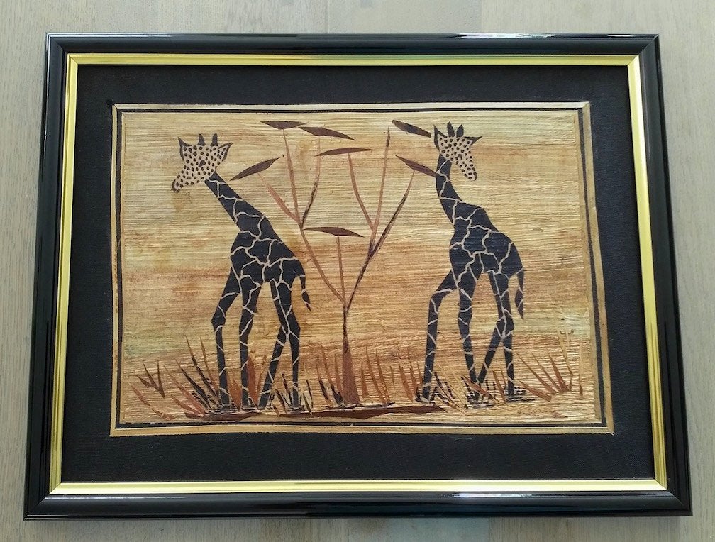2 Keniaanse kunstwerkjes van bananenschilfers, Huis en Inrichting, Woonaccessoires | Wanddecoraties, Ophalen, Gebruikt, Handgemaakt