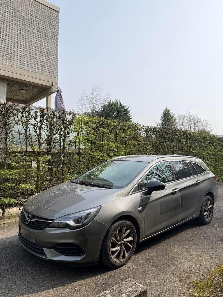 Opel Astra Sports Tourer 1.5 diesel van 2021 - LEZEN/LIRE, Auto's, Bi-Xenon koplampen, Gebruikt, Euro 6, Overige kleuren