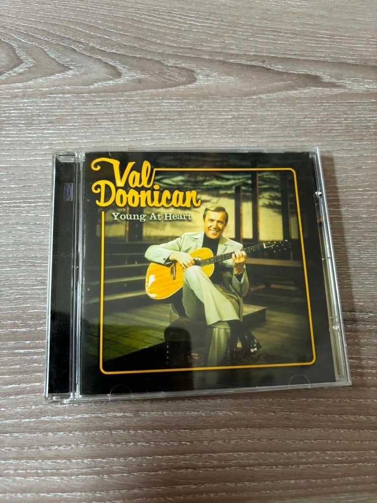 Val Doonican cd, Young at heart. Mag weg voor slechts 2 euro, CD & DVD, CD | Country & Western, Enlèvement ou Envoi, Comme neuf