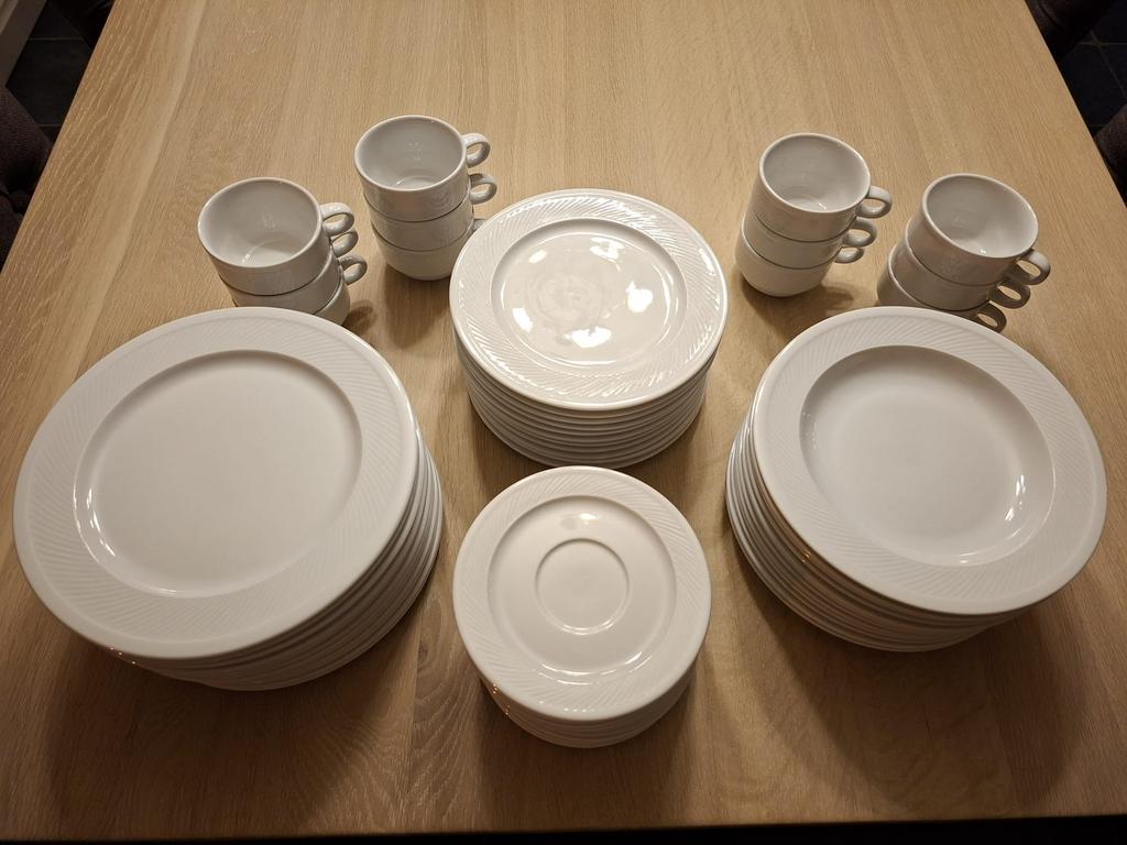 12 delig servies, Huis en Inrichting, Ophalen, Zo goed als nieuw, Bord(en), Effen