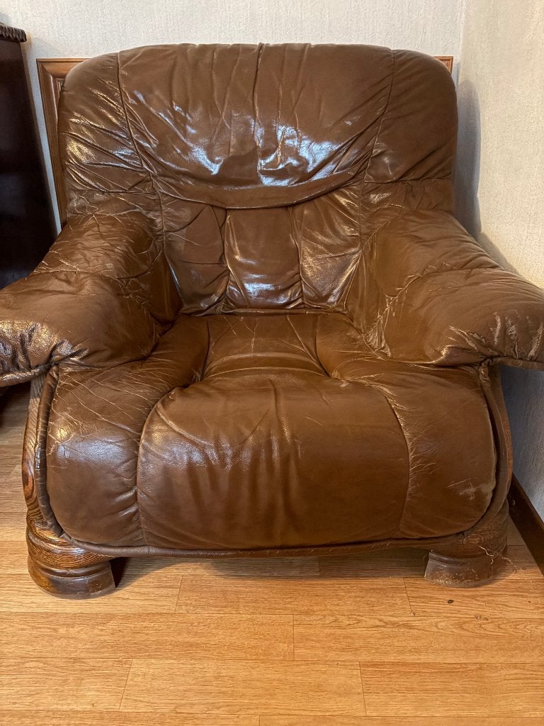 Lederen fauteuil met houten onderstel, Ophalen, Gebruikt, Hout