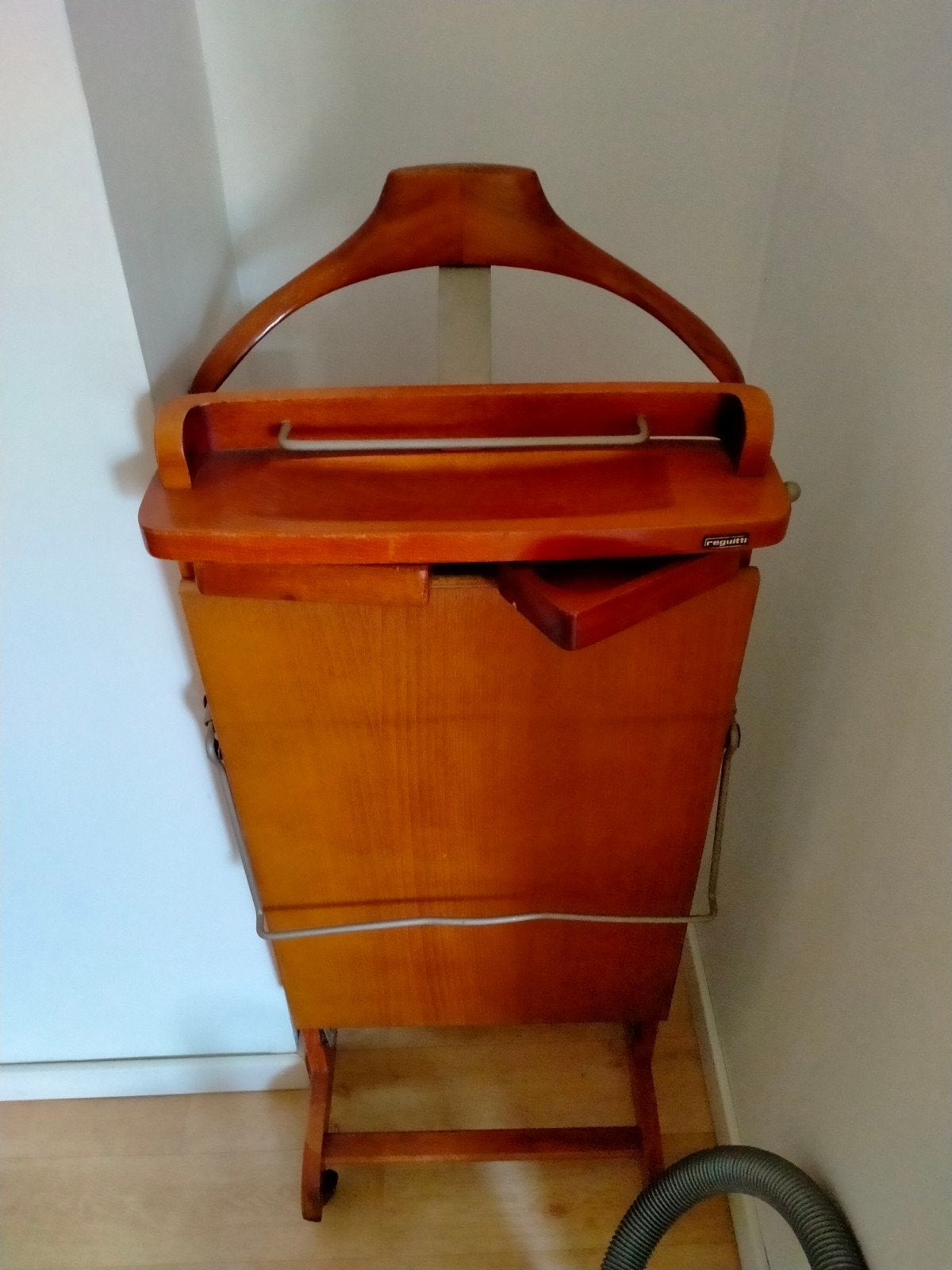 Hotel kleerhanger, Ophalen, Zo goed als nieuw
