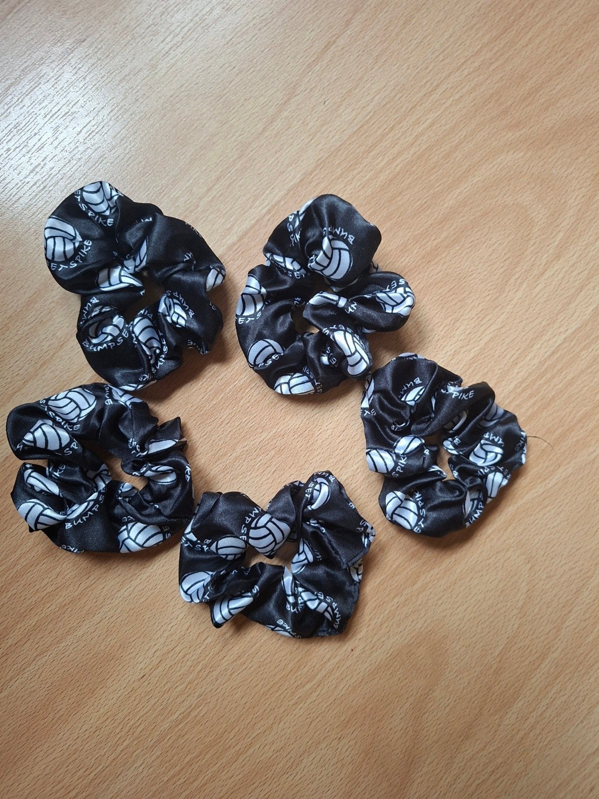 set van 5 scrunchies volleybal NIEUW, Ophalen