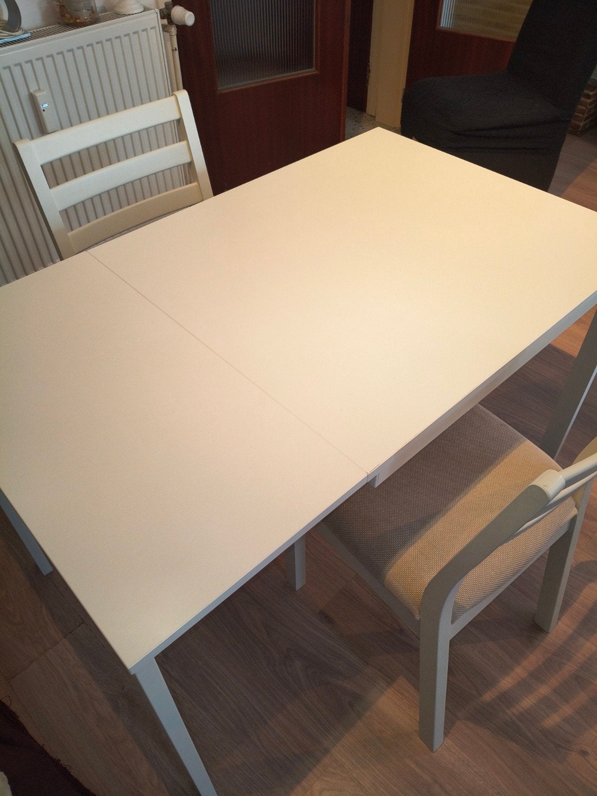 Table extensible blanche + 2 chaises (Comme neuve - 2 mois), Ophalen, Zo goed als nieuw