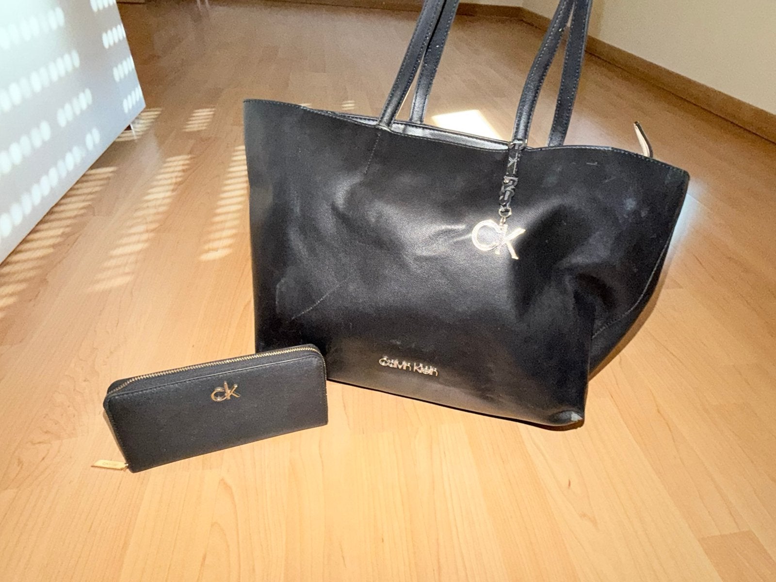 Sac calvin klein, Enlèvement