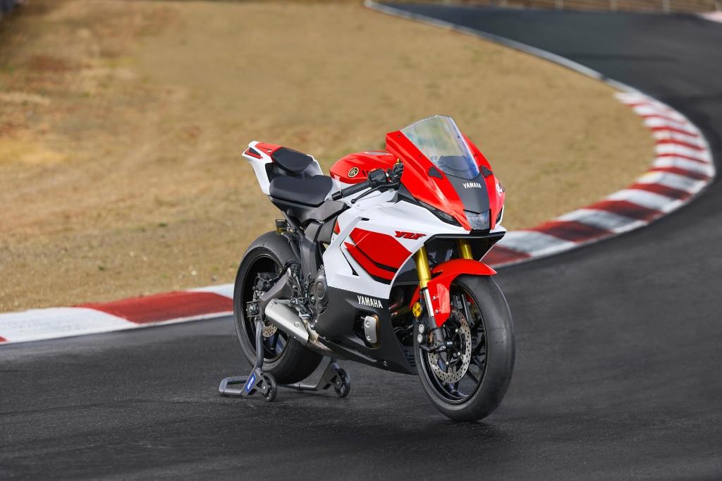 Yamaha R7 Anniversary White 2026 op stock !! ook 35kw !!, Motoren, Motoren | Yamaha, 700 cc, 2 cilinders, Nieuw, Motorrijbewijs A