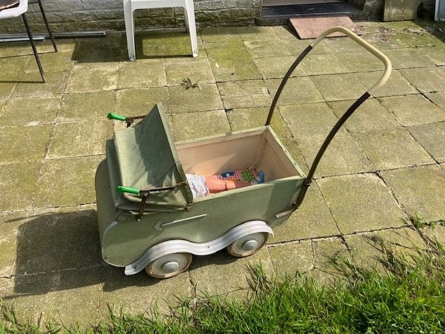 HEEL OUDE POPPENWAGEN JAREN 40. RIJDT NOG., Ophalen
