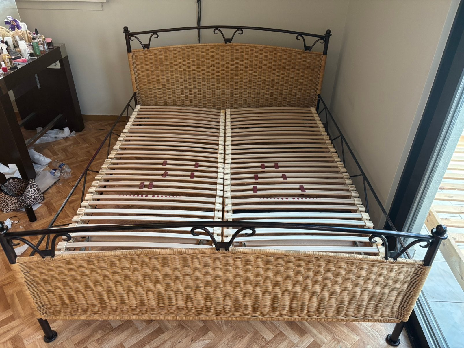Tweepersoonsbed met rotan hoofdbord met Set Nachtkastje, Huis en Inrichting, Ophalen, Zo goed als nieuw, Zwart, Metaal