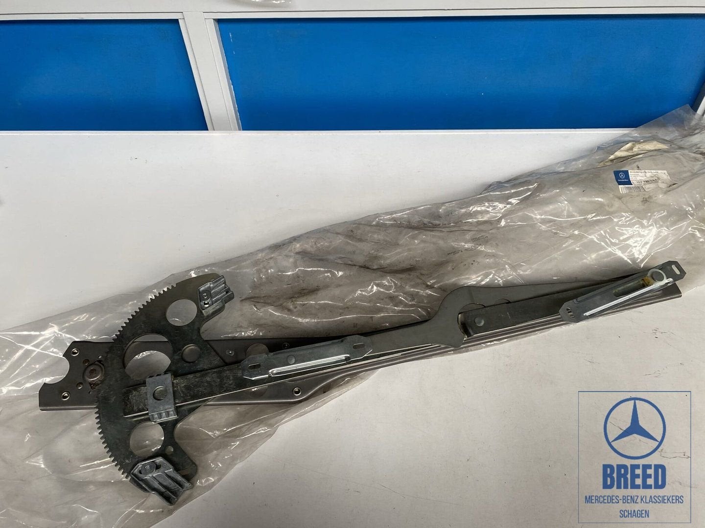 NOS raammechaniek links voor Mercedes-Benz R107 C107, Neuf, -, -, Enlèvement ou Envoi