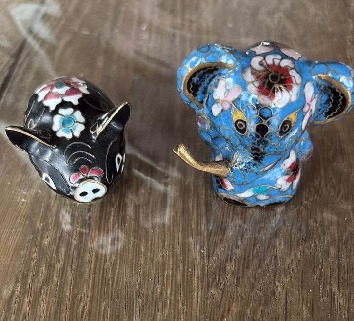 Cloisonné 2 miniatuur diertjes ( varken en koala), Antiek en Kunst, Antiek | Brons en Koper, Koper, Ophalen of Verzenden