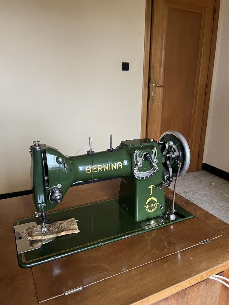 Bernina 117K ancienne + meuble bois d'origine, Enlèvement, Utilisé, Machine à coudre, Bernina