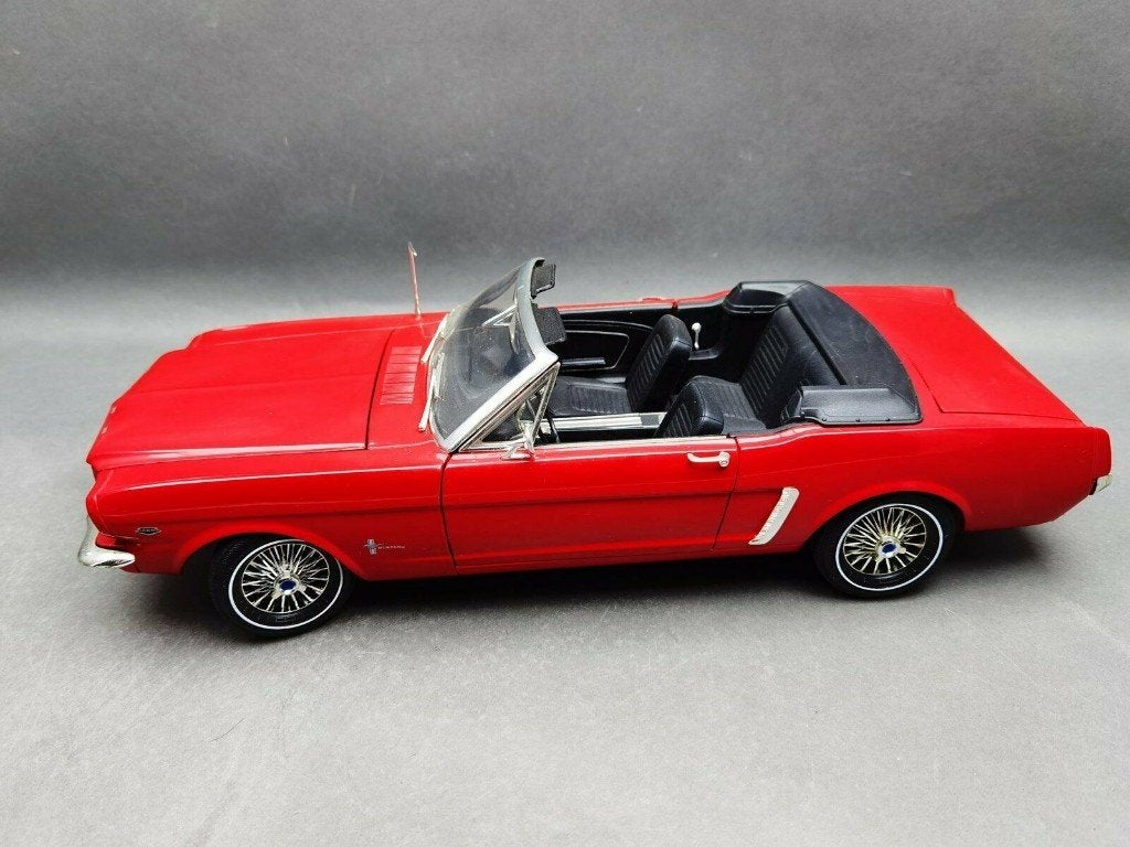 FORD Mustang V8 Cabrio 1964 Serie 1 Red 1/12 ERTL USA Neuve, Enlèvement ou Envoi, Neuf, 1:9 à 1:12, Voiture