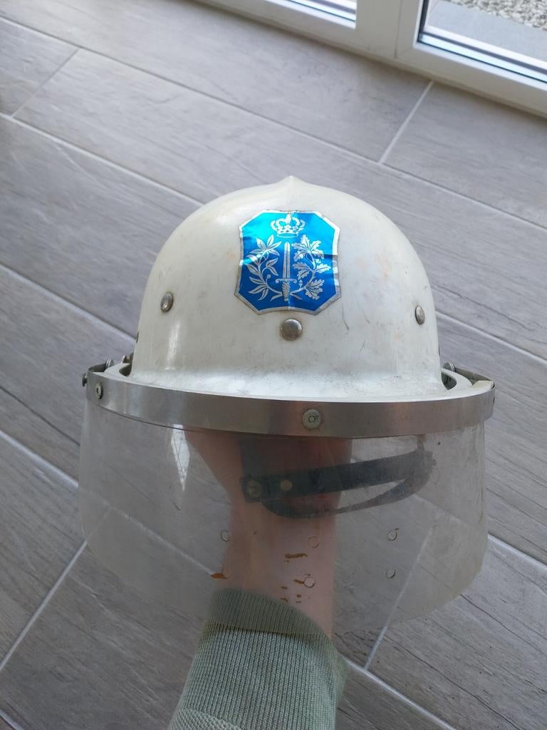 Casque anti-émeute de la police belge, années 1960-1970, Enlèvement ou Envoi