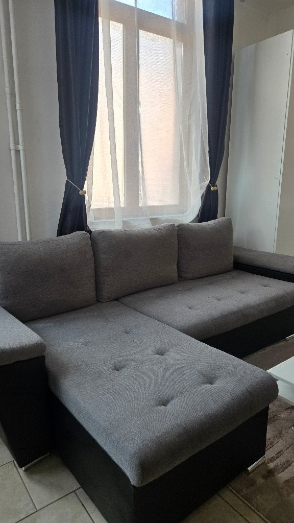Grijze en zwarte converteerbare hoekbank, Ophalen, Gebruikt, 125 tot 150 cm, Driepersoons