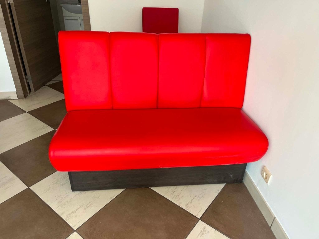 Banquette rouge, Enlèvement