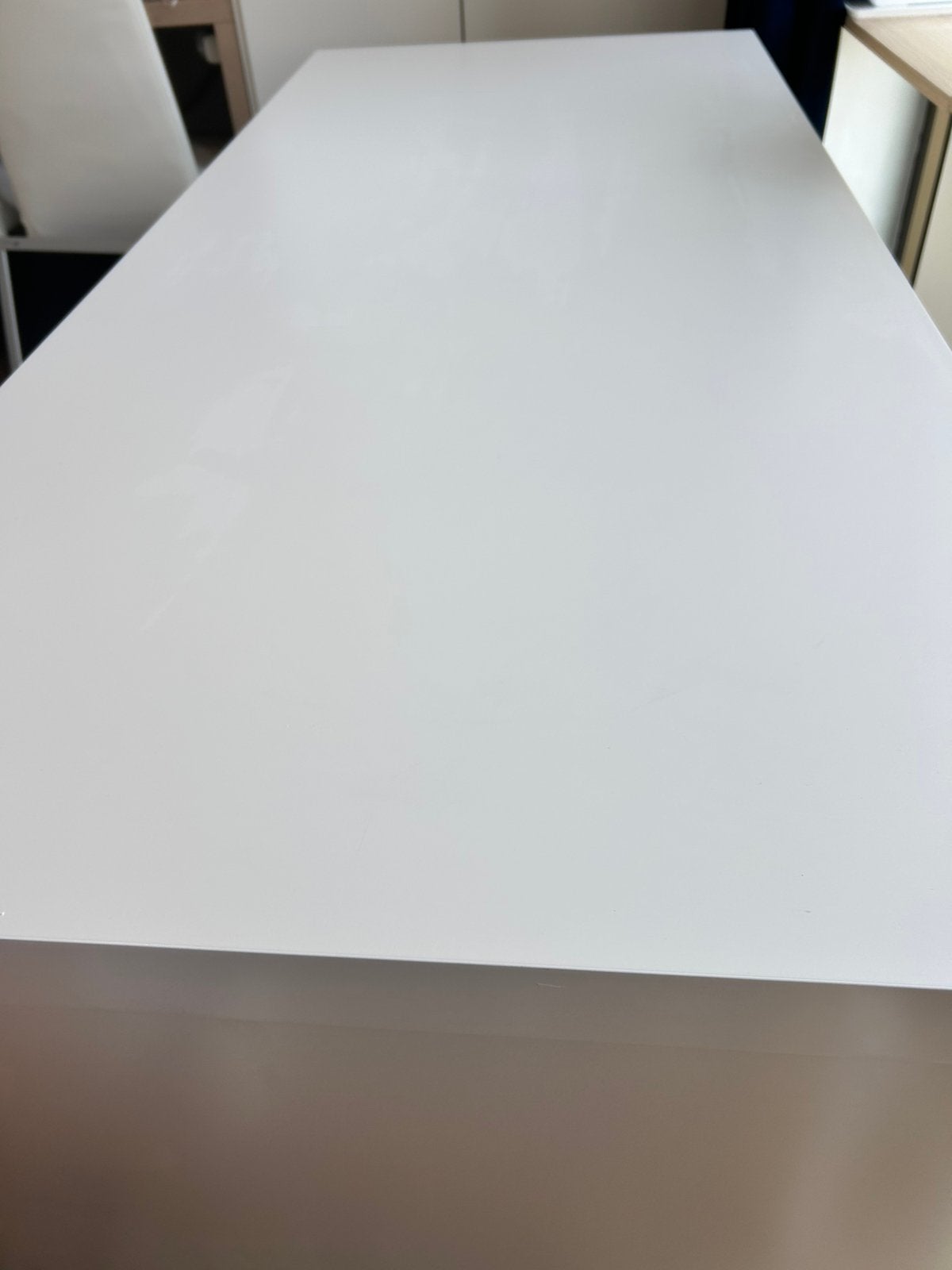 Ruime witte bureau met bijhorend rolkastje, Ophalen, Spaanplaat of MDF, Zo goed als nieuw, IKEA