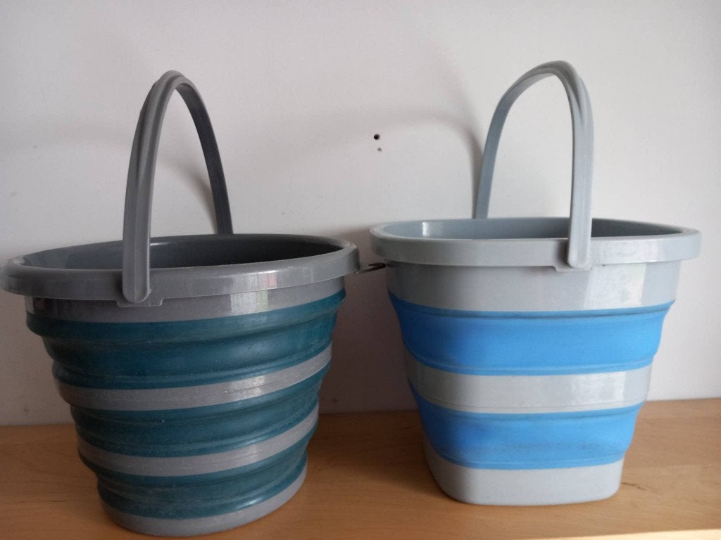 Lot de 2 seaux pliables – rond et carré, Maison & Meubles, Enlèvement, Utilisé, Avec poignée