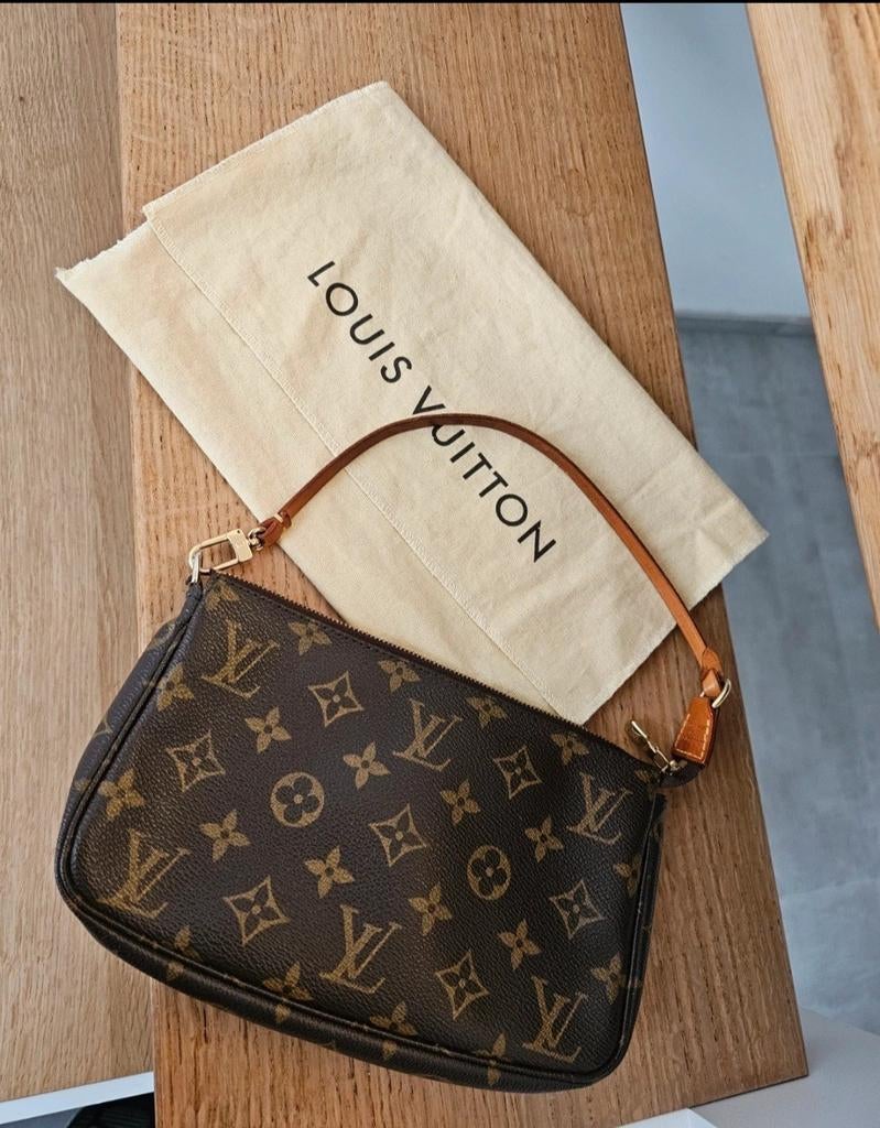 Pochette sac Louis Vuitton luxe, Bijoux, Sacs & Beauté, Porte-monnaie & Portefeuilles, Enlèvement